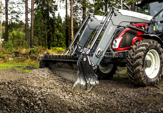 Quicke. Q56_Мульти-ковш_4 в 1_03_Valtra N123_web.jpg